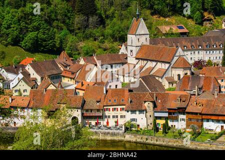 Vue en hauteur de la charmante petite ville de Saint Ursanne de caractère médiéval, canton du Jura, Suisse. Banque D'Images