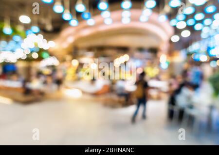 Résumé dans la cour alimentaire Trouble Department Store, flou flou artistique en coin de table Shopping Mall. Motion Blur Modern Restaurant et café, de l'Alimentation et Banque D'Images