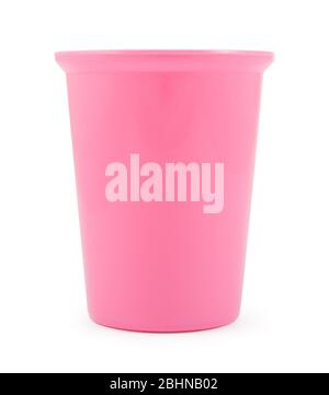Verre en plastique rose isolé sur fond blanc Banque D'Images