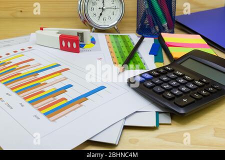 graphiques en papier d'affaires crayon calculatrice avec graphiques rapport, concept de planification financière, concepts d'affaires et de coût. Banque D'Images