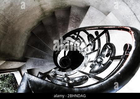Belle image d'un escalier en colimaçon, vue du haut. Sintra, Portugal. Banque D'Images