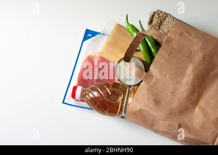 Épicerie en sac de papier, zéro déchet, livraison de nourriture, shopping en ligne, don, huile, bacon, pâtes, conserves, lentilles. Banque D'Images
