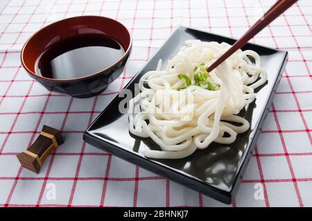 Nouilles udon blanc du Japon en noir bol Banque D'Images