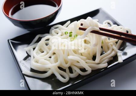 Nouilles udon blanc du Japon en noir bol Banque D'Images