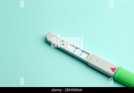 Test de grossesse sur fond blanc. Grossesse, conception et santé des femmes. Naissance d'un concept de bébé. Banque D'Images