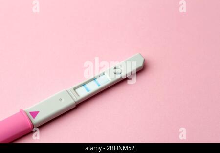 Test de grossesse sur fond blanc. Grossesse, conception et santé des femmes. Naissance d'un concept de bébé. Banque D'Images