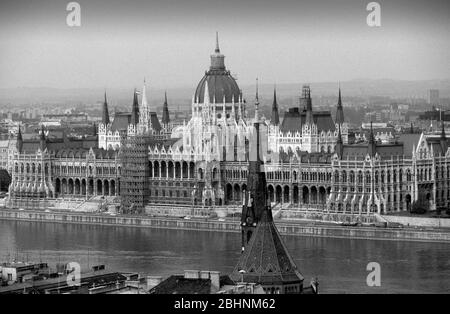 Parlement hongrois s'appuyant sur les rives du Danube à Budapest, en Hongrie. Ouvert en 1902, il a été conçu par l'architecte hongrois Imre Steind Banque D'Images