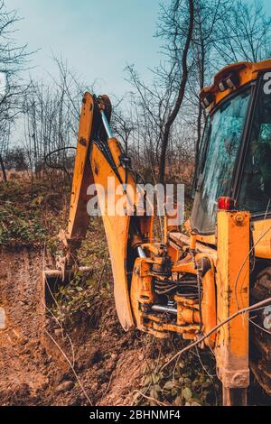 Une pelle hydraulique jaune travaille sur le défrichement de la forêt et creuse le sol. 2020 Banque D'Images