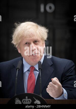 Le Premier ministre Boris Johnson fait une déclaration à l'extérieur du 10 Downing Street, Londres, puisqu'il reprend son travail après avoir passé deux semaines à se remettre de Covid-19. Photo PA. Date de l'image: Lundi 27 avril 2020. Le premier ministre reprend ses fonctions à temps plein à la tête du gouvernement trois semaines après son admission à l'hôpital. Voir l'histoire de PA SANTÉ Coronavirus. Crédit photo devrait lire: Stefan Rousseau/PA Wire Banque D'Images