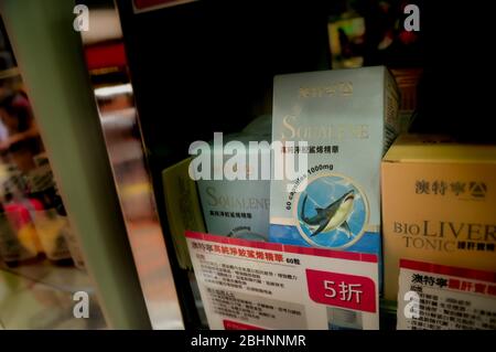 Hong Kong - 8 juin 2013: Médicament pour pilules de requin, affiché dans un magasin de médecine chinois traditionnel. Hong Kong Banque D'Images