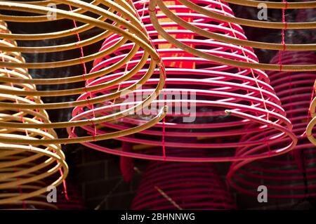 Intérieur du temple grands cônes d'encens en spirale suspendus du toit Banque D'Images