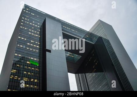 Hong Kong - 10 juin 2013 : gratte-ciel moderne futuriste, complexe du gouvernement central de HKSAR en Amirauté, Banque D'Images