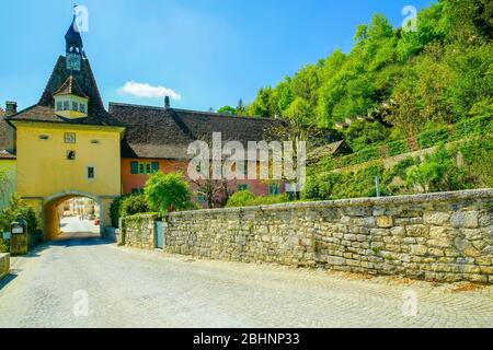 Porte Saint-Pierre (porte Saint-Pierre) dans la charmante petite ville médiévale de Saint-Ursanne, canton du Jura, Suisse. Banque D'Images