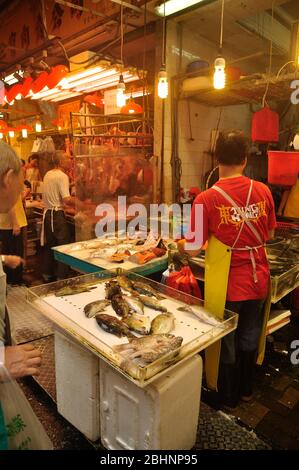 Causeway Bay / Hong Kong - juin 10 2013 : Causeway Bay. Le marché du poisson. Cuisine de rue. Cuisine chinoise Banque D'Images