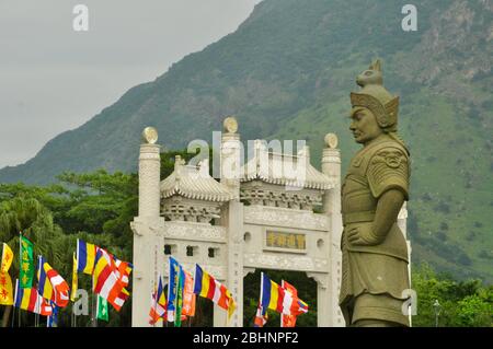 Statue sur la passerelle au monastère Tian Tin et au Grand Bouddha du village de Ngong Ping sur l'île de Lantau, Hong Kong Banque D'Images