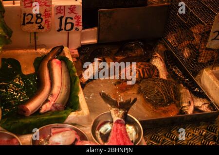 Affichage des fruits de mer frais sur street market stall dans Causeway Bay de l'île de Hong Kong Banque D'Images