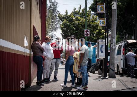 Mexiko Stadt, Mexique. 26 avril 2020. Des parents de patients atteints de coronavirus attendent à l'extérieur de l'hôpital général de Mexico. Au Mexique, 14 677 cas de Covid-19 ont été confirmés. Crédit: Jacky Muniello/dpa/Alay Live News Banque D'Images