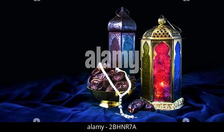 Ramadan Kareem contexte, nouveau ramadan moubarak coloré isolé avec fond noir lampe de lumière arabe avec dates et tasbeeh Banque D'Images