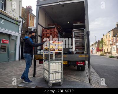 Leyton. London.uk. 8:00. 27 avril 2020. Livrant l'homme préparant les marchandises tout en livrant tôt le matin pendant le lock-down. Banque D'Images