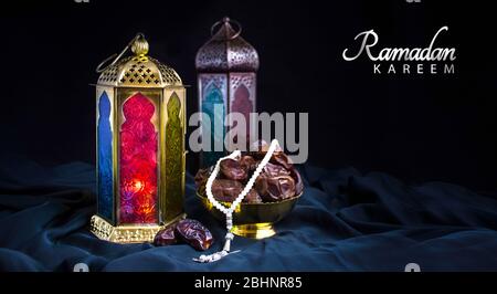 Ramadan Kareem contexte, nouveau ramadan moubarak coloré isolé avec fond noir lampe de lumière arabe avec dates et tasbeeh Banque D'Images