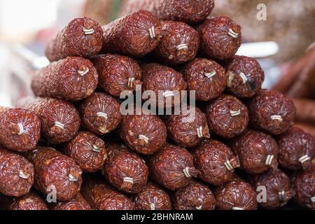 Pyramide de saucisse fumée fraîche Banque D'Images