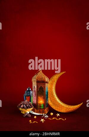 Ramadan et Eid concept crème lumière couleur nouveau fond avec dates et lanterne traditionnelle arabe lumière Banque D'Images