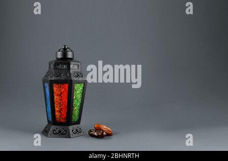 Ramadan et Eid concept clair couleur grise nouveau fond 2020 avec dates et lanterne traditionnelle arabe lumière Banque D'Images
