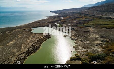 Photographie aérienne avec un drone. Portrait d'évier trous sur la rive de la Mer Morte, en Israël. L'évier trous sont causés par le recul rapide w Banque D'Images