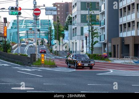 Tokyo, Japon; une Nissan Gloria A 330 Sedan dans la ville d'Adachi - National Rte 4 Banque D'Images