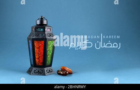 Ramadan et Eid concept crème lumière couleur nouveau fond avec dates et lanterne traditionnelle arabe lumière Banque D'Images