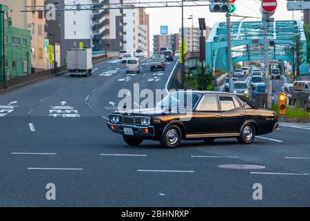 Tokyo, Japon; une Nissan Gloria A 330 Sedan dans la ville d'Adachi - National Rte 4 Banque D'Images