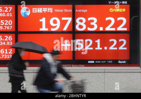 Tokyo, Japon. 27 avril 2020. Un passage piéton pour cycliste devant un conseil de prix des actions à Tokyo le lundi 27 avril 2020. Les cours des actions japonaises ont augmenté de 521,22 yens pour se fermer à 19 783,22 yens à la Bourse de Tokyo. Crédit: Yoshio Tsunoda/AFLO/Alay Live News Banque D'Images