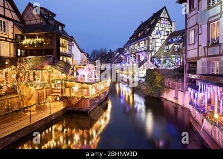 Vue sur les vieux restaurants et hôtels à colombages le long de la Lauch la nuit dans la petite région de Venise, Colmar, Alsace, France, Europe Banque D'Images