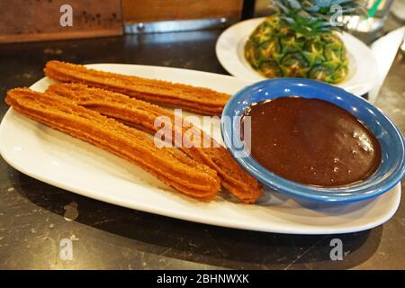 Churros traditionnel avec chocolat chaud, pâte à pâte frit espagnole recouverte de sucre Banque D'Images