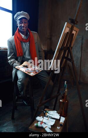 Peintre tendance avec poses à la palette à chevalet Banque D'Images
