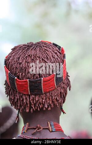 Gros plan de la tête et des cheveux d'une femme de Hamer Tribeswoman. Les cheveux sont recouverts de boue ocre et de graisse animale. Photographié dans la vallée de la rivière Omo, en Ethiopie Banque D'Images