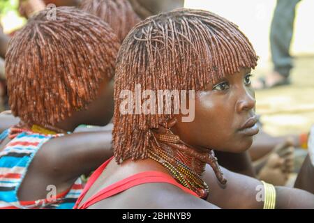 Portrait d'une femme Hamer Tribeswoman. Les cheveux sont recouverts de boue ocre et de graisse animale. Photographié dans la vallée de la rivière Omo, en Ethiopie Banque D'Images