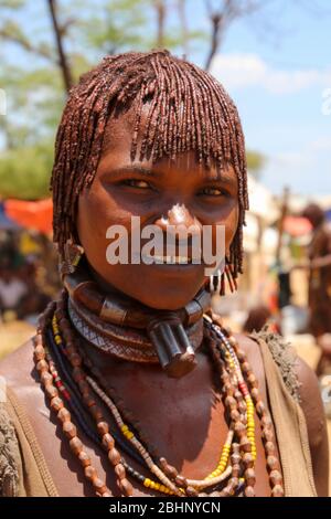 Portrait d'une femme Hamer Tribeswoman. Les cheveux sont recouverts de boue ocre et de graisse animale. Photographié dans la vallée de la rivière Omo, en Ethiopie Banque D'Images