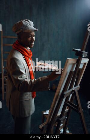Peintre tendance avec poses à la palette à chevalet Banque D'Images