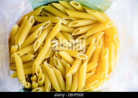 pâtes macaroni de la fenne rigate italienne brutes dans un emballage transparent Banque D'Images