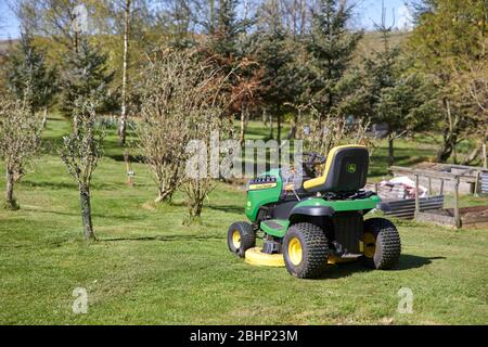 Tourbe Lane, Bewerley, Harrogate, North Yorkshire, Angleterre, Royaume-Uni. 24/04/20. Une journée de printemps brillante et une conduite stationnaire de la faucheuse John Deere se brisent Banque D'Images