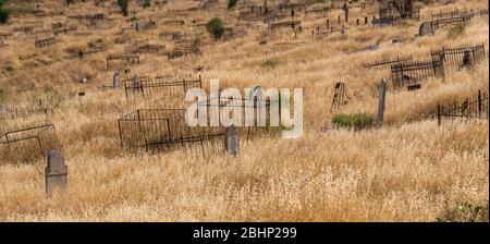 Osh, Kirghizstan - JUne29, 2019: Le cimetière avec des tombes sur la pente d'une colline dans le village d'Osh, Kirghizstan. Banque D'Images