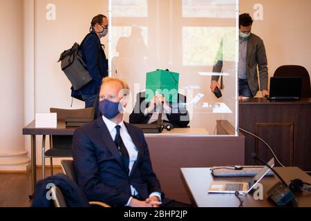 27 avril 2020, Hambourg: L'ancien SS-Guard (2ème de droite) accusé de 93 ans dans le camp de concentration Stutthof est accompagné de son avocat Stefan Waterkamp (l) et d'un médecin (r) au début d'une autre journée de procès dans la salle de session du tribunal de district où Dennis Tappe (2ème de gauche), Expert de l'Institut Bernhard-Nocht de médecine tropicale (BNITM) est déjà assis. Pour protéger le défendeur du nouveau virus corona, il participera à l'écran de Plexiglas et des règlements d'hygiène stricts seront respectés. Le bureau du procureur accuse l'ancienne sécurité Banque D'Images