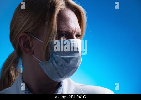 Médecin de femme portant un masque respiratoire. Sécurité médicale, recherche et concept de virus corona. Banque D'Images