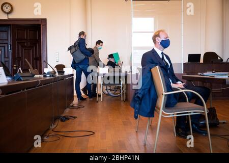 27 avril 2020, Hambourg: Au début d'une autre journée de procès, l'ancien garde SS de 93 ans accusé dans le camp de concentration de Stutthof est poussé par son avocat Stefan Waterkamp (l) et un médecin dans la salle d'audience de la Cour régionale, où Dennis Tappe (r), Un expert de l'Institut Bernhard Nocht de médecine tropicale (BNITM) est déjà assis. Afin de protéger le défendeur du nouveau virus corona, il participera à un bouclier de Plexiglas et des règlements d'hygiène stricts seront respectés. Le bureau du procureur accuse l'ancien garde de sécurité d'avoir assiste Banque D'Images