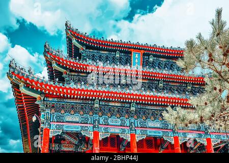 Parc Jingshan, Pavillon du Printemps éternel (Wanchun ting), près de la Cité interdite, Beijing. China.Inscription Translate « Wanchun ting » Banque D'Images