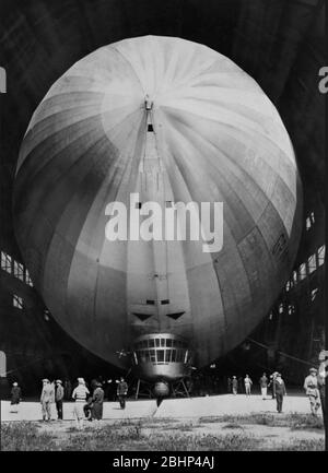 Le navire aérien allemand Zeppelin - le Hindenburg en vol. photographie des années 1930 Banque D'Images