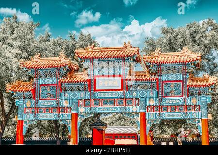 Porte d'entrée du Yonghe Lama Temple. Beijing. Lama Temple est un des plus grands et des plus importants monastères bouddhistes tibétains dans le monde. Banque D'Images