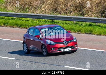 2017 rouge Renault Clio dynamique NAV ; véhicules routiers pour véhicules, véhicule de conduite sur route, moteurs, moteur, automobile sur autoroute Banque D'Images