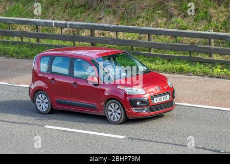 2010 rouge Citroën C3 Picasso VTR plus HDI ; véhicules mobiles pour la circulation routière, conduite de véhicules sur les routes britanniques, moteurs, conduite sur l'autoroute M6 Banque D'Images